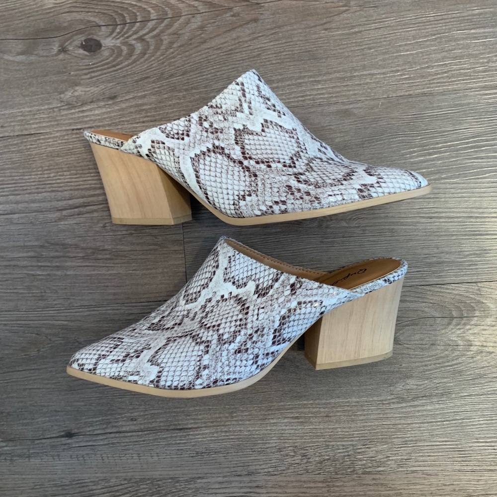 Women’s Snakeskin Slip-on Shoes Size 8